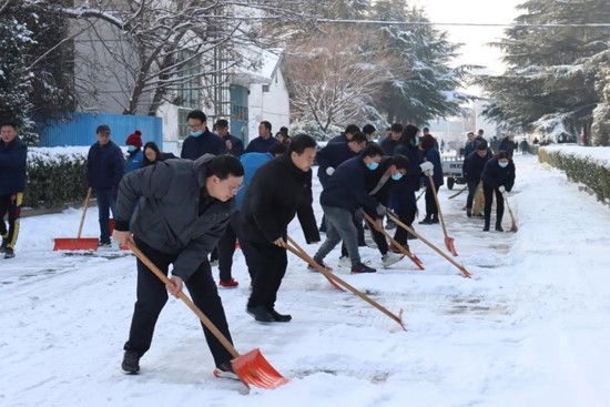 中国船舶Ag环亚集团公司积极组织扫雪，确保员工出行安全